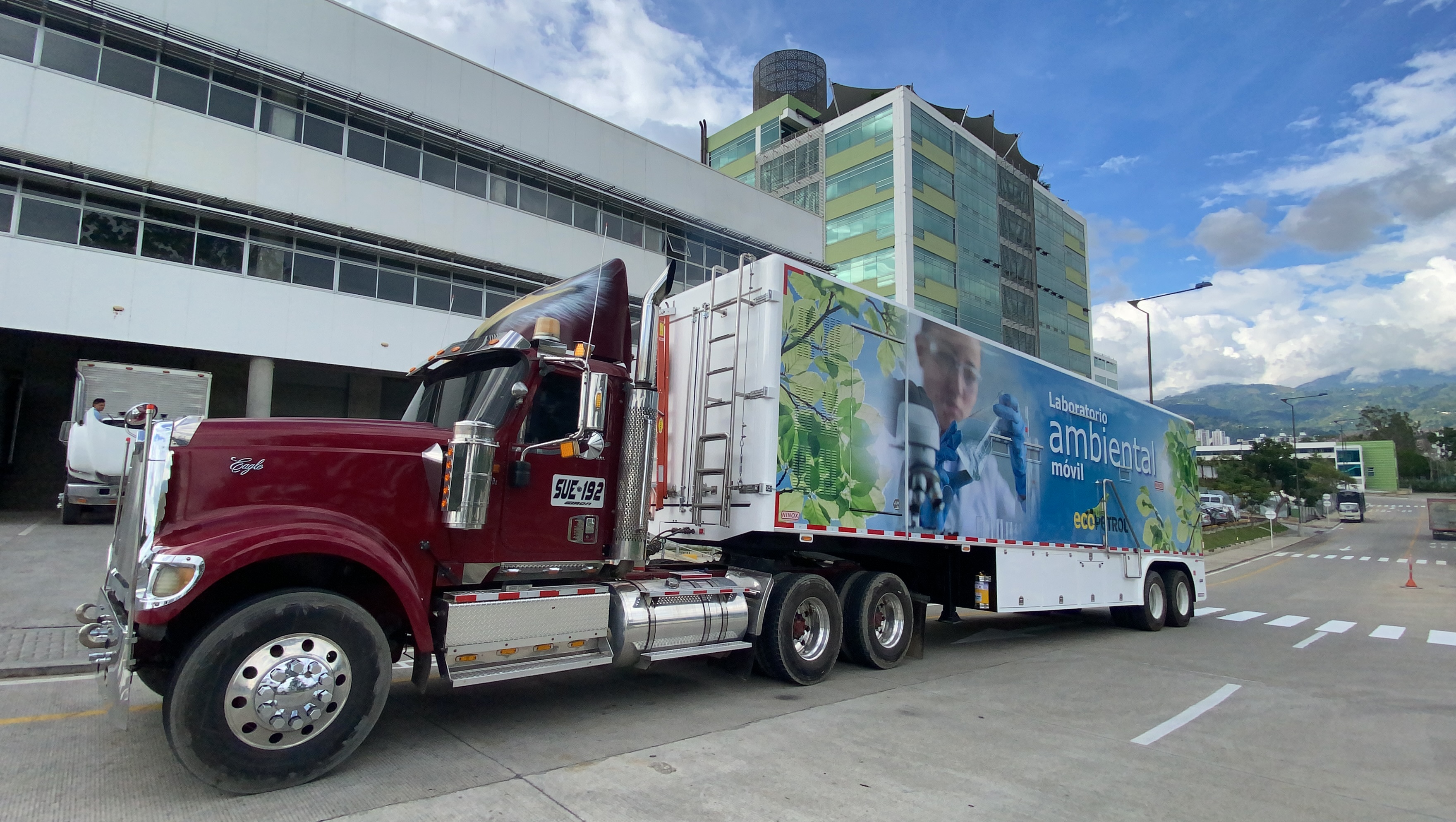 Front-lateral view highlighting the International Eagle SUE-192 prime mover. The full mechanical, electrical, and communications integration between the truck and the laboratory was part of NINOX's complete design scope.