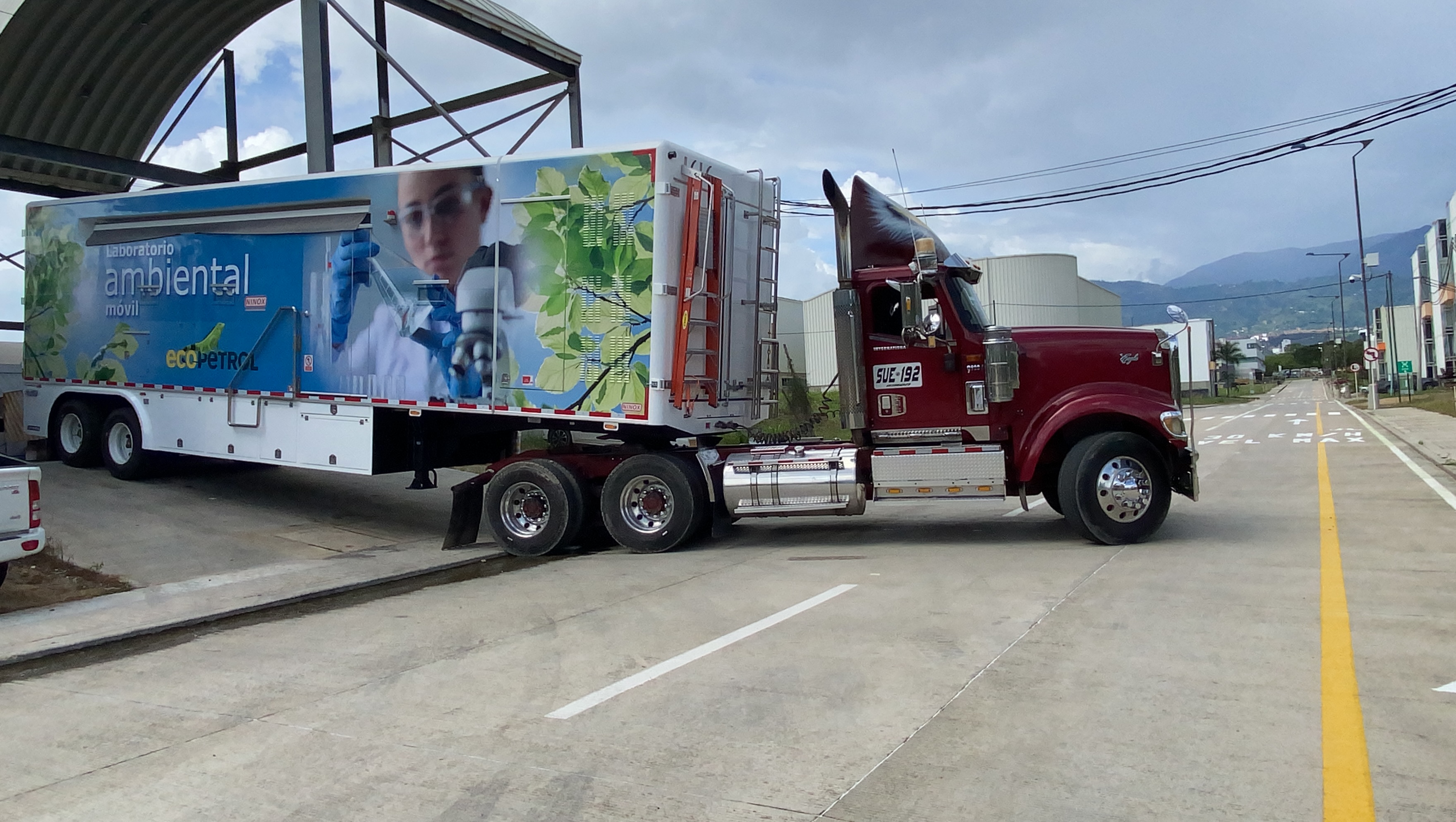 Full lateral view of the unit showing the complete truck-semitrailer assembly. The 15-meter overall length accommodates all functional laboratory zones without compromising mobility on secondary roads.