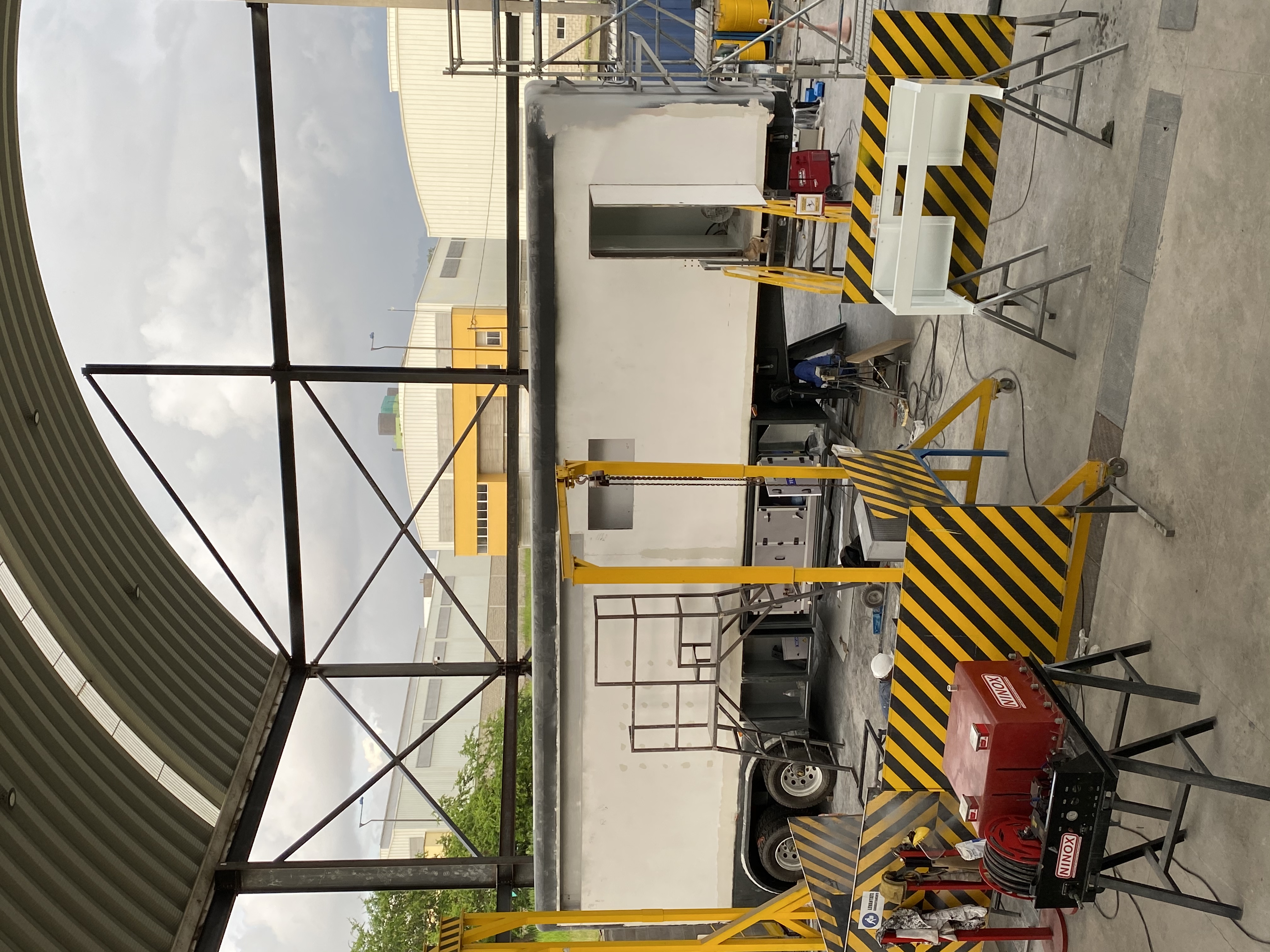 NINOX production floor with the semitrailer under equipment installation. In the foreground, the electrical generation system and NINOX precision welding equipment.