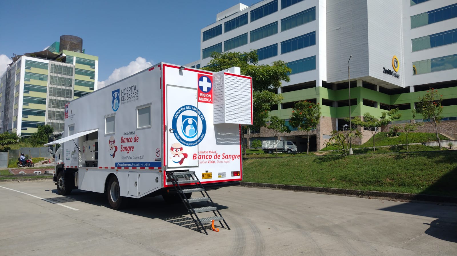 Side view of the blood bank with awning deployed and entry open, ready to receive donors in the field.