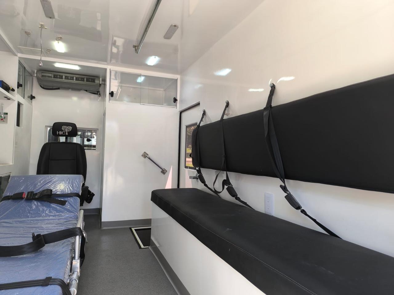 Crew bench for the ECMO team: physician, perfusionist, and assistant