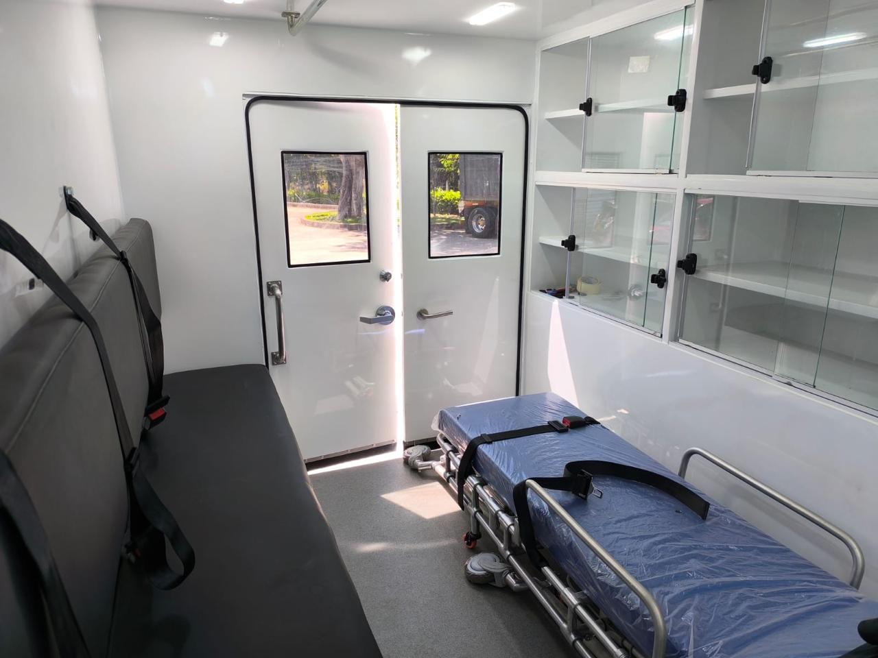 Double rear access door with clinical-spectrum LED lighting