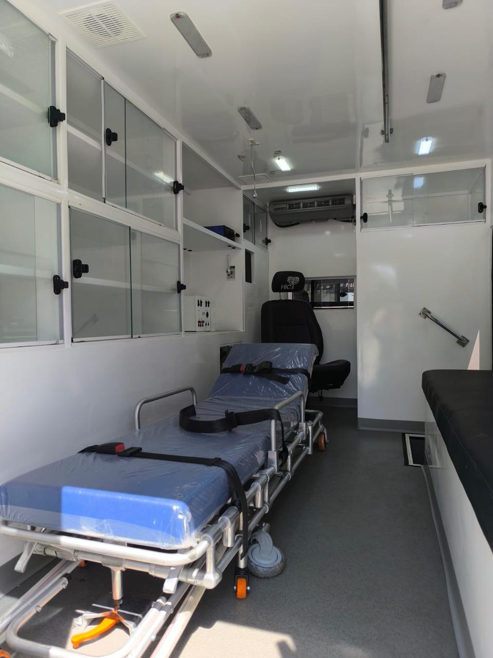 Medical module interior: glass cabinets for ECMO supplies and certified stretcher