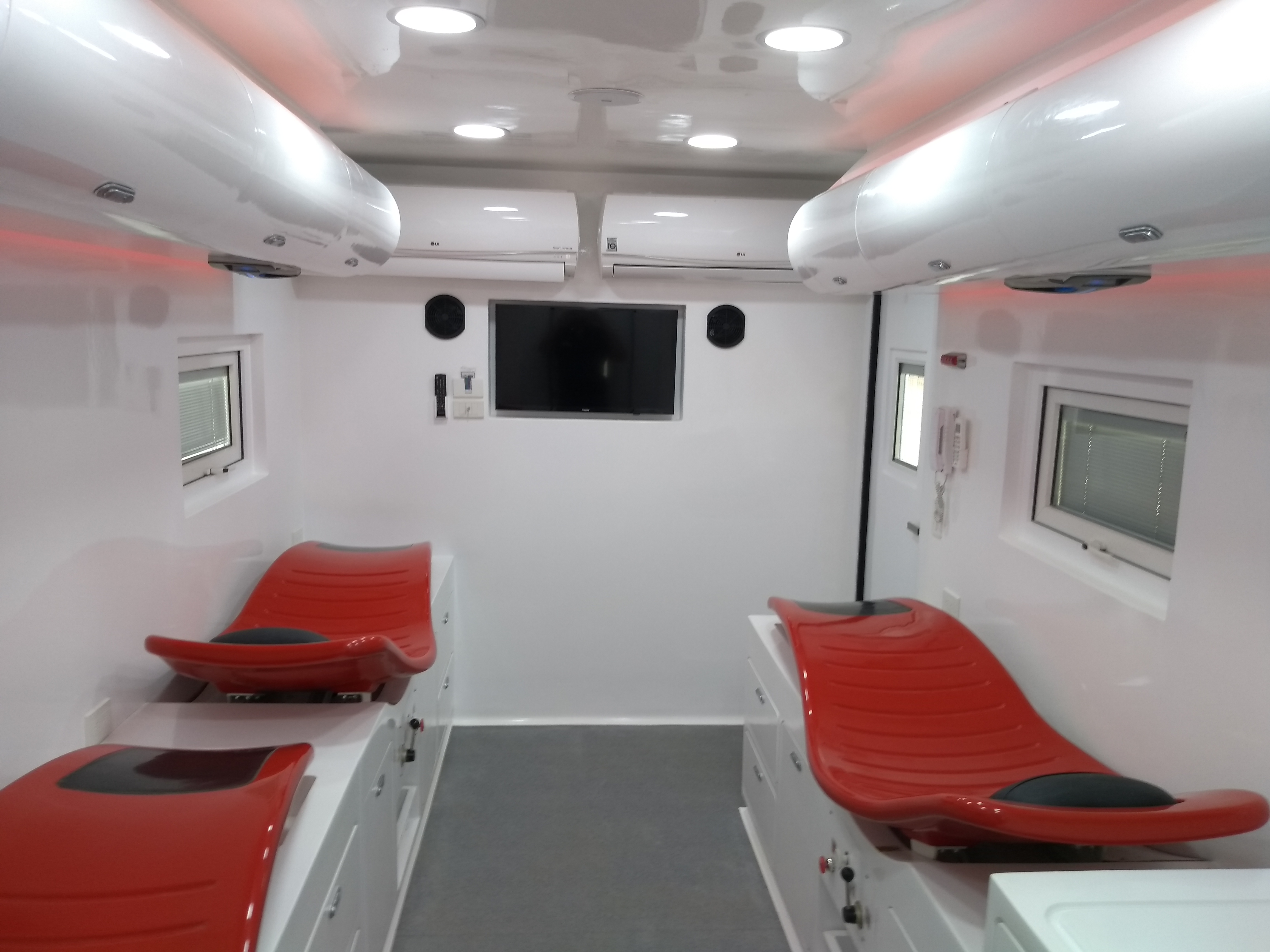 DONOR MAX interior: four donation stations, dual LG climate control, integrated audiovisual system with red ambient lighting