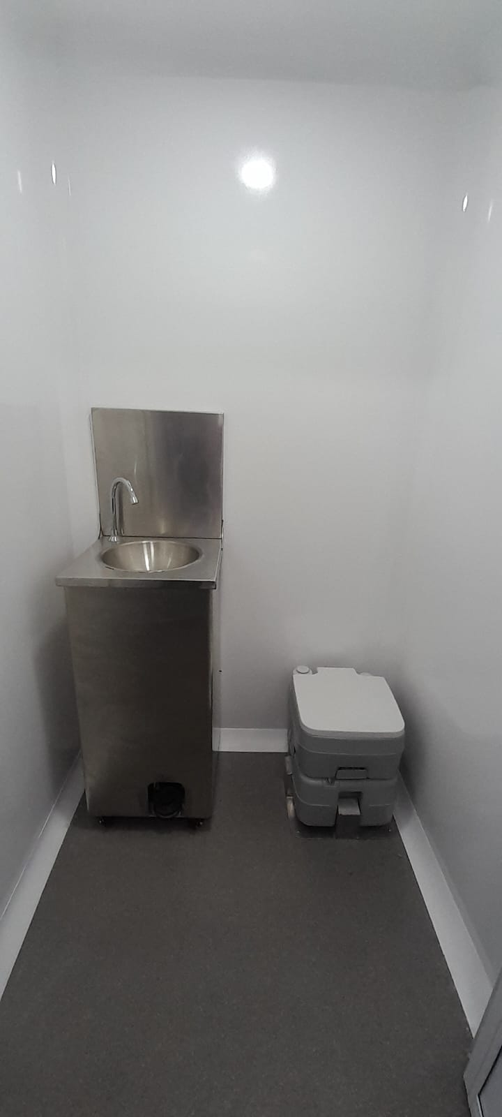 The independent sanitary module with stainless steel sink and portable sanitary unit — clinical-grade hygiene conditions anywhere in the country.